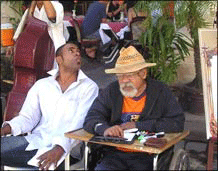 LA HABANA -René, retirado por motivos de salud, hace caricaturas a los turistas para ayudar a la economía familiar. (Foto: Miguel Saludes)
